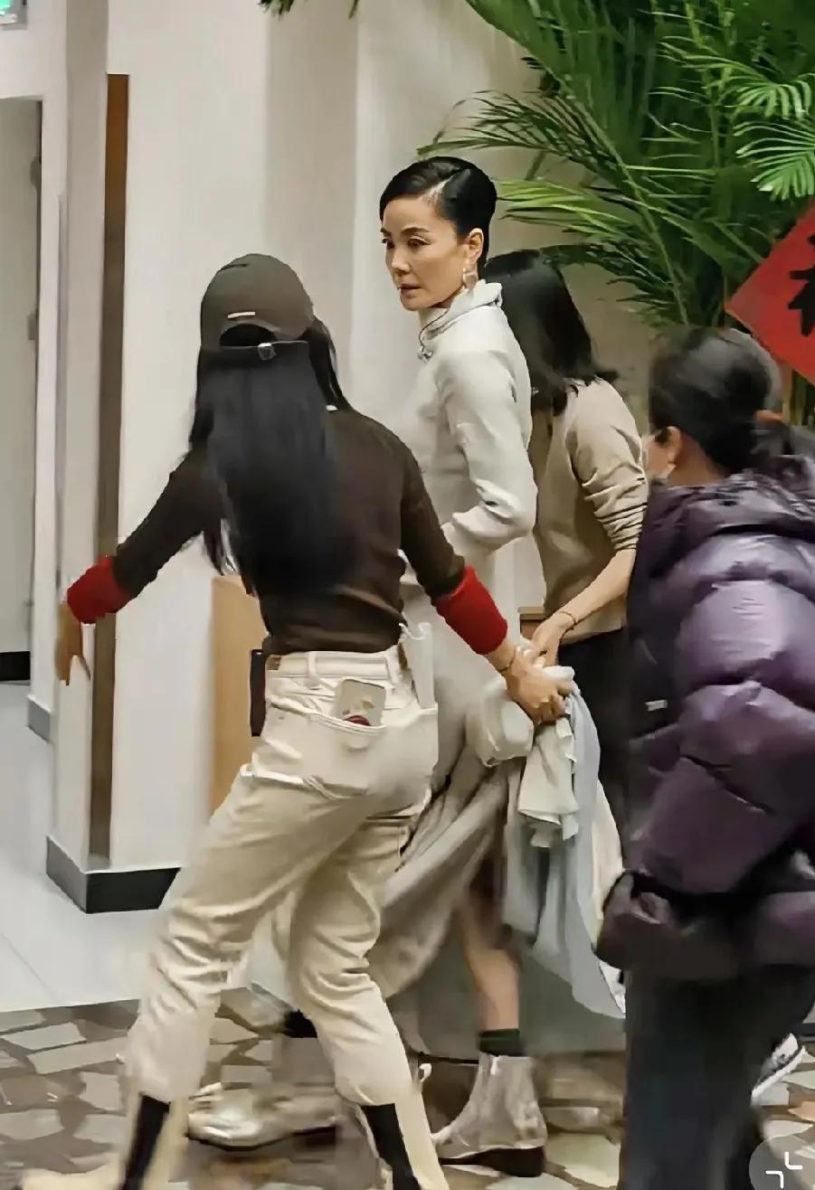 央视晚会后台，看到王菲这种便是骨相美吧，还是很多菲谜喊:“王菲，王菲我爱你”。看