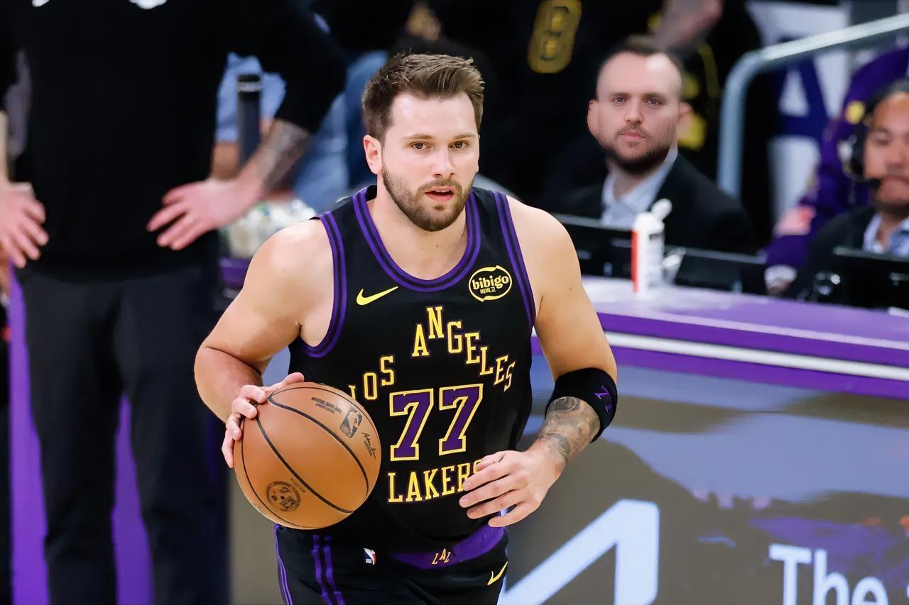 有一说一，今日东契奇和詹金斯本不在一个级别！！东契奇：本场比赛首发上场39