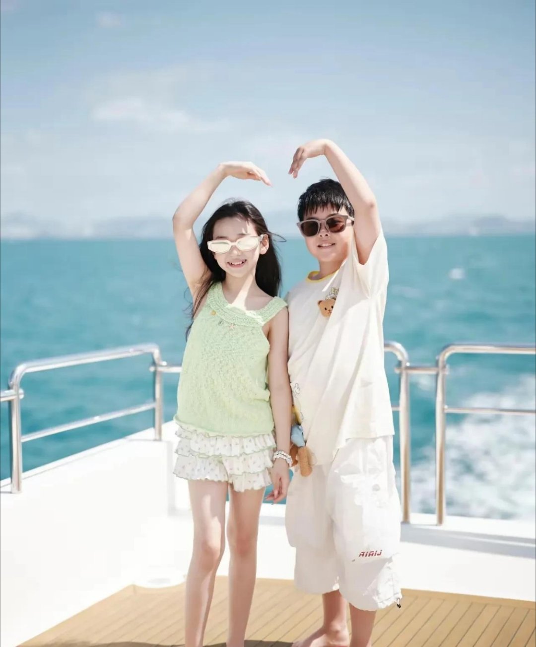 小酒窝和朵朵拜年合照名场面来袭！董璇与李念的宝贝齐聚，软萌穿搭超吸睛。萌娃同框