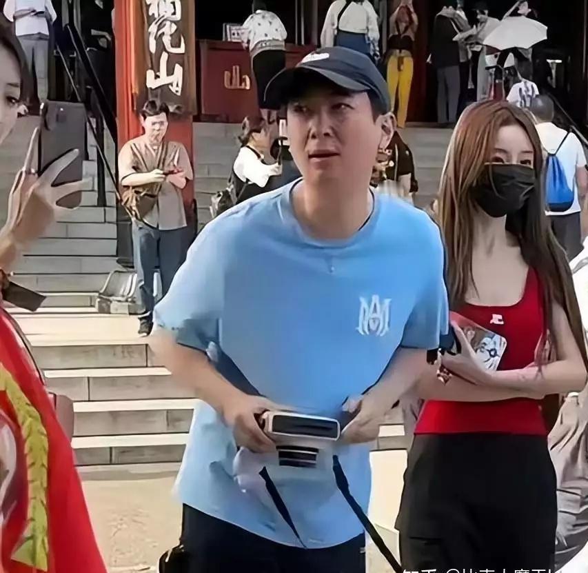 王思聪到底该不该支付抚养费？黄一鸣在直播中说，女儿闪闪3岁了，王少爷没出过