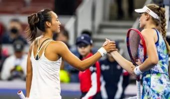 郑钦文不敌莱巴金娜，赛后各方的声音： 这场多哈比赛，结果是郑钦文输了，但从观