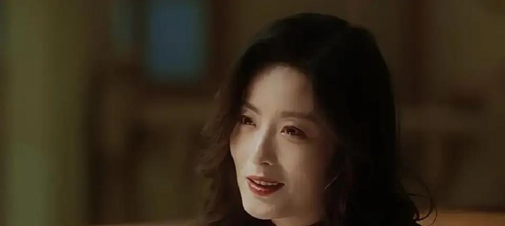 老舅里郭京飞就抬手碰了徐百慧肩膀一下，弹幕直接炸了，说全剧最欲镜头出现。我追到