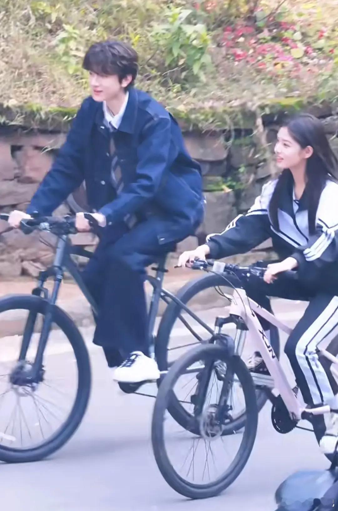 艾米林一穿校服好适合啊，很美好的感觉