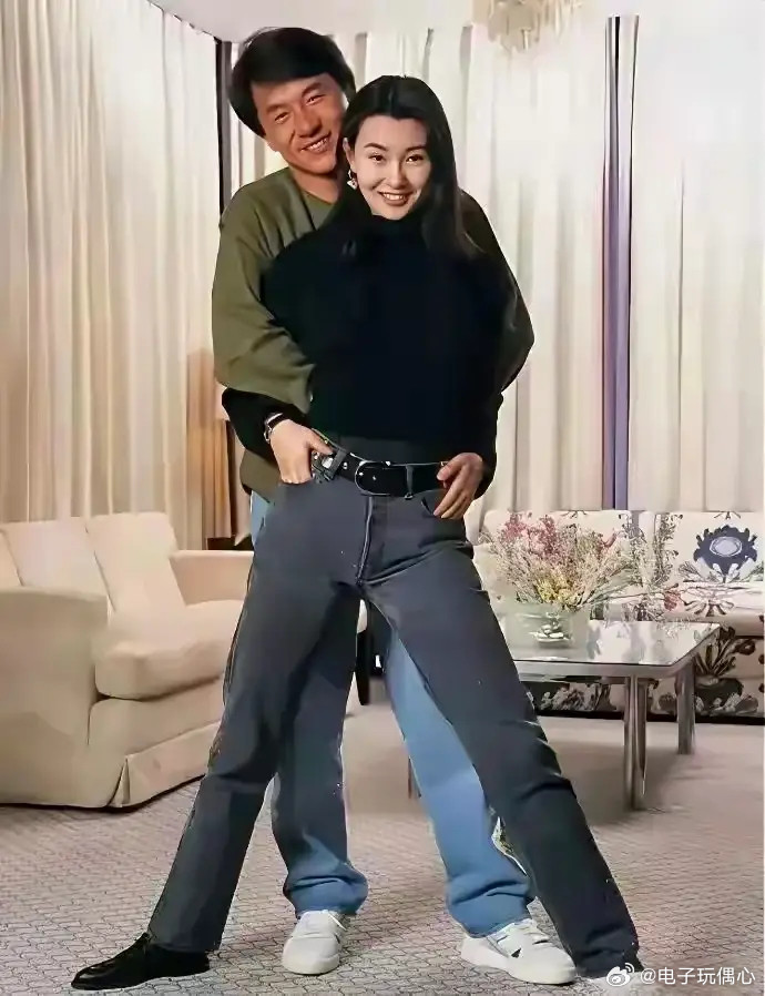 成龙大哥抱着谁？姿态这么亲密