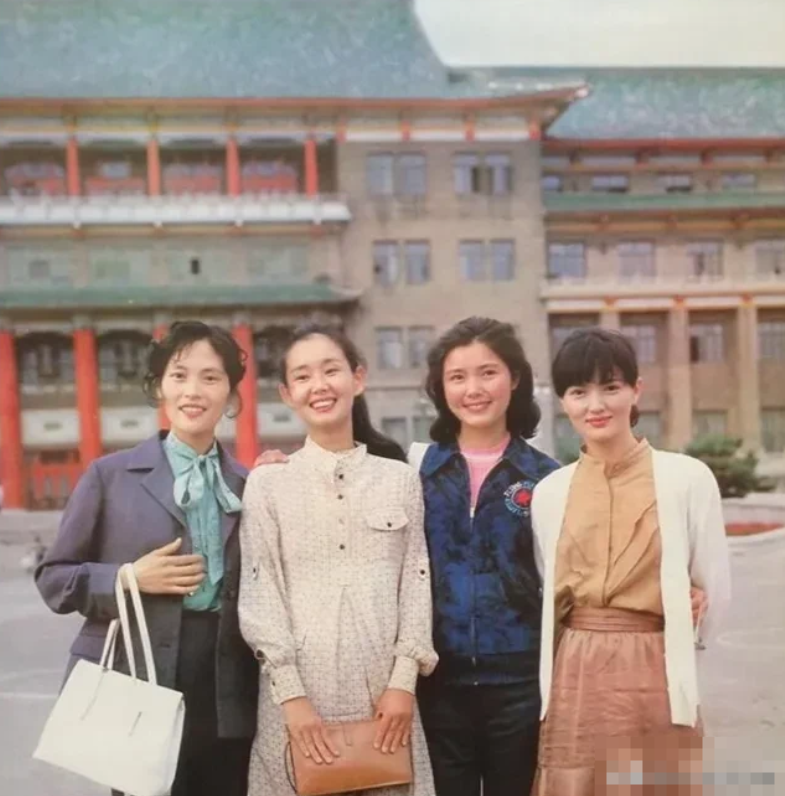 能认出这几位老演员的，绝对是超级影迷，看过不少的电影。我认出了右边第二的姜黎黎，