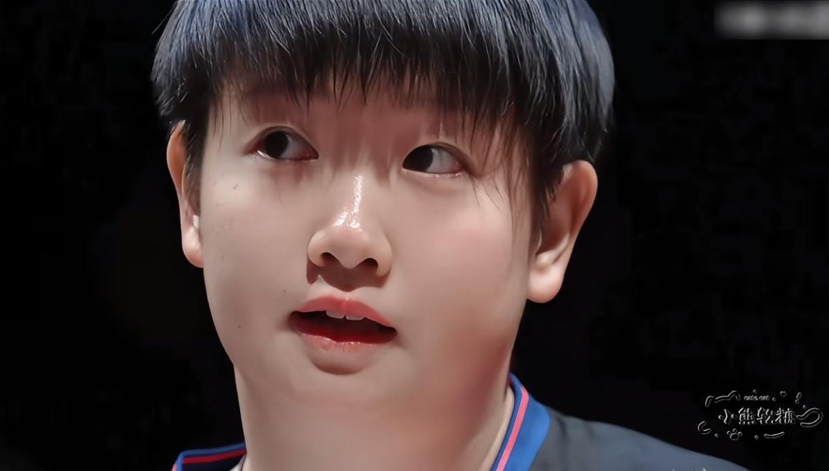 这个角度的莎莎，龙队口中的乖萌萌，这句话具体化了。莎莎这180度视角的小