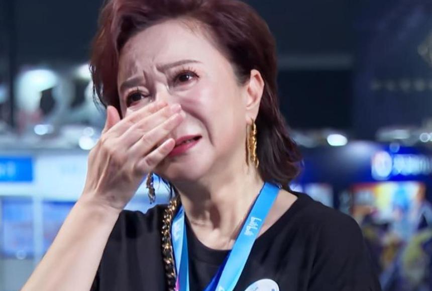 64岁蔡明的遗憾让人唏嘘！28次登上春晚舞台，被称作小品女王的蔡明，晚年却