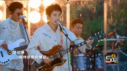 邓超鹿晗是最好的父子组这对父子组的默契真是无与伦比！从《鲜花》演出中，我们不仅