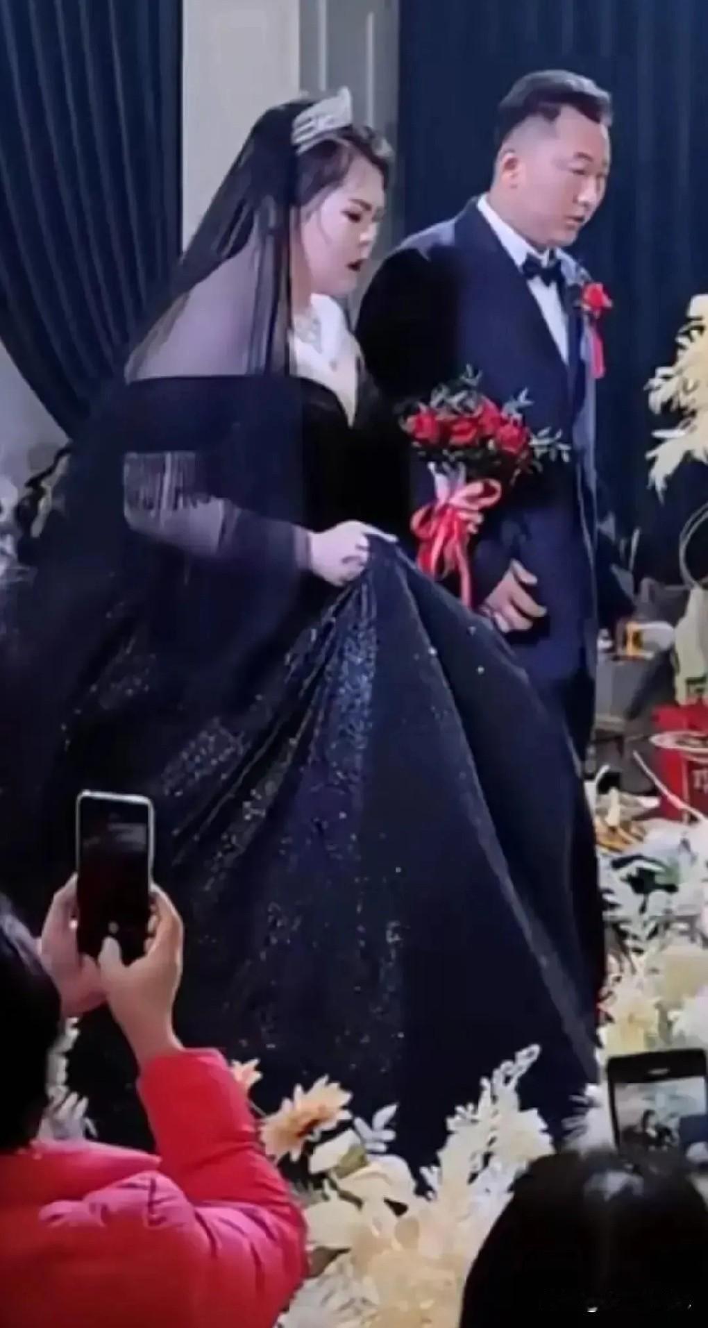 新娘穿着黑色婚纱走进婚礼现场，公公直接把手里的酒杯摔碎了！紧接着，婆婆捂着脸哭了