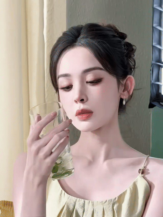 这组动图中的娜扎，堪称惊为天人的美貌。