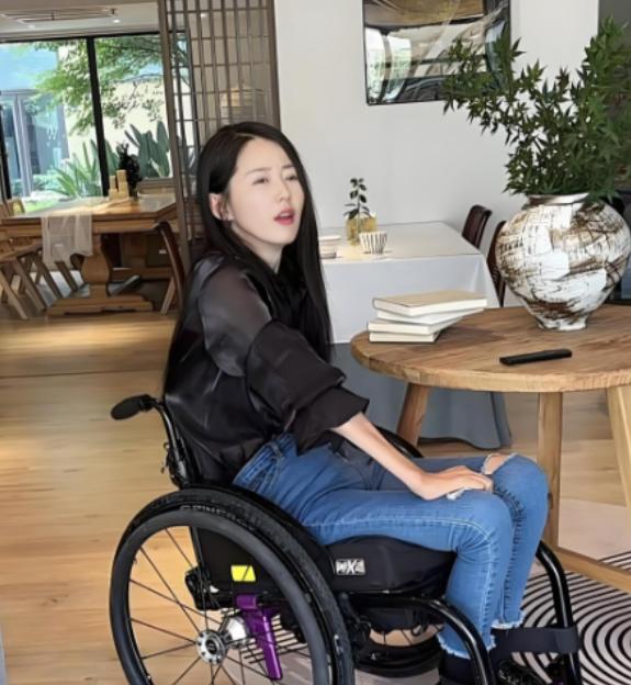 河南一位女教师因病瘫痪，又遭丈夫离弃。多年后，她曾教过的学生赶来承诺：“老师，往