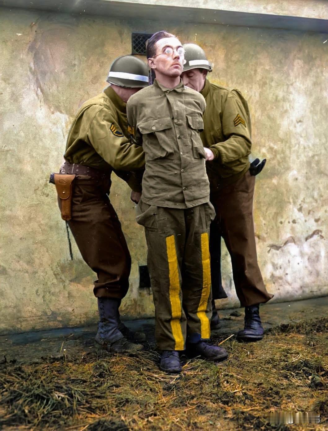 一名德国间谍在法国被美军处决，1944年这张照片拍摄于1944年12月，正值