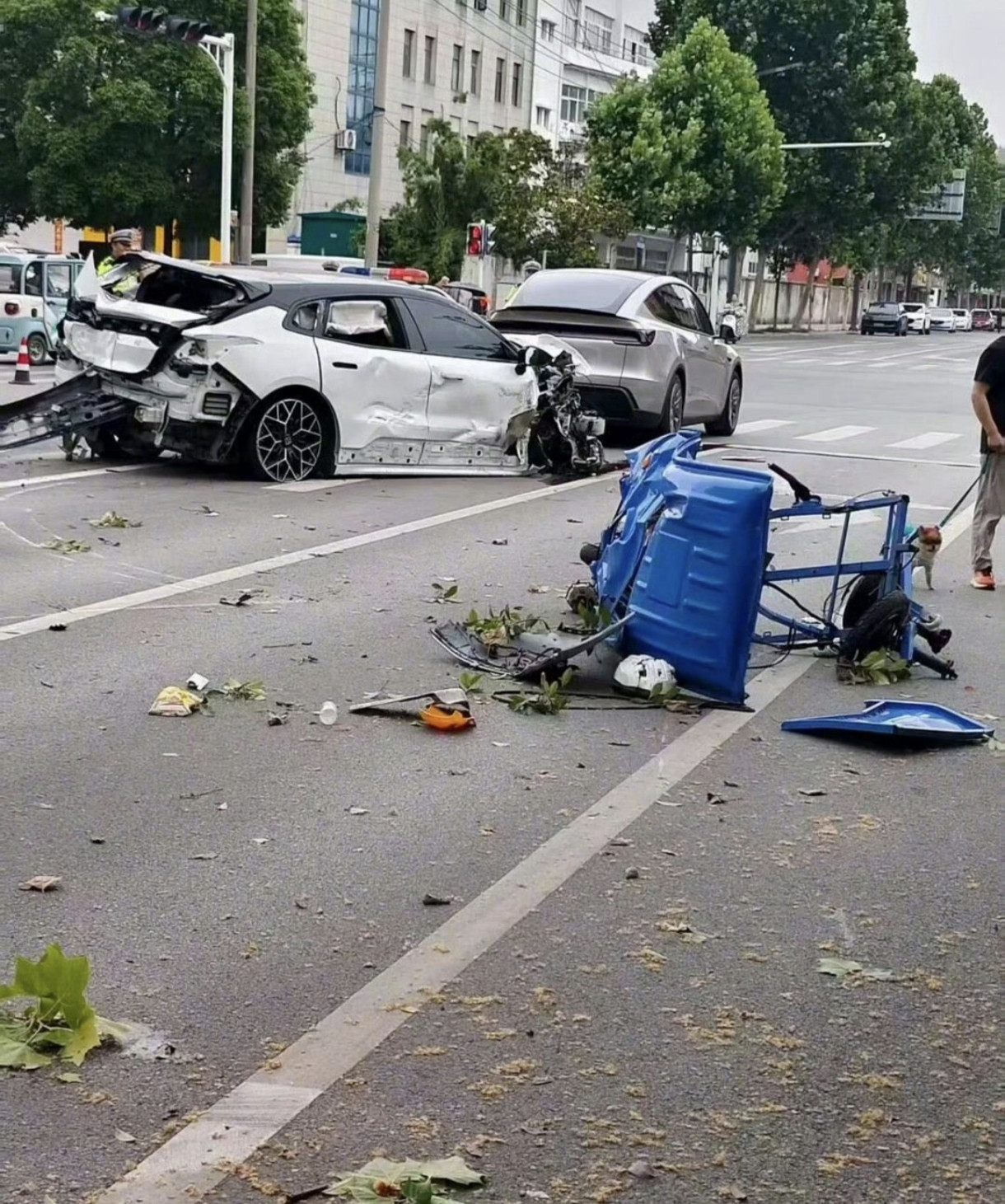 灌南一轿车撞飞环卫工夫妻致双双身亡，肇事者弃车逃逸女子顶包6月15日清晨6点2