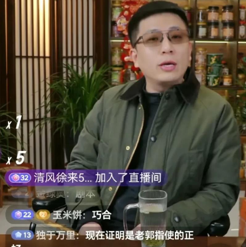 杨议助理说：郭德纲是总导演，最早设计杨议的是梦真。郭德纲，于今天晚上8点，准