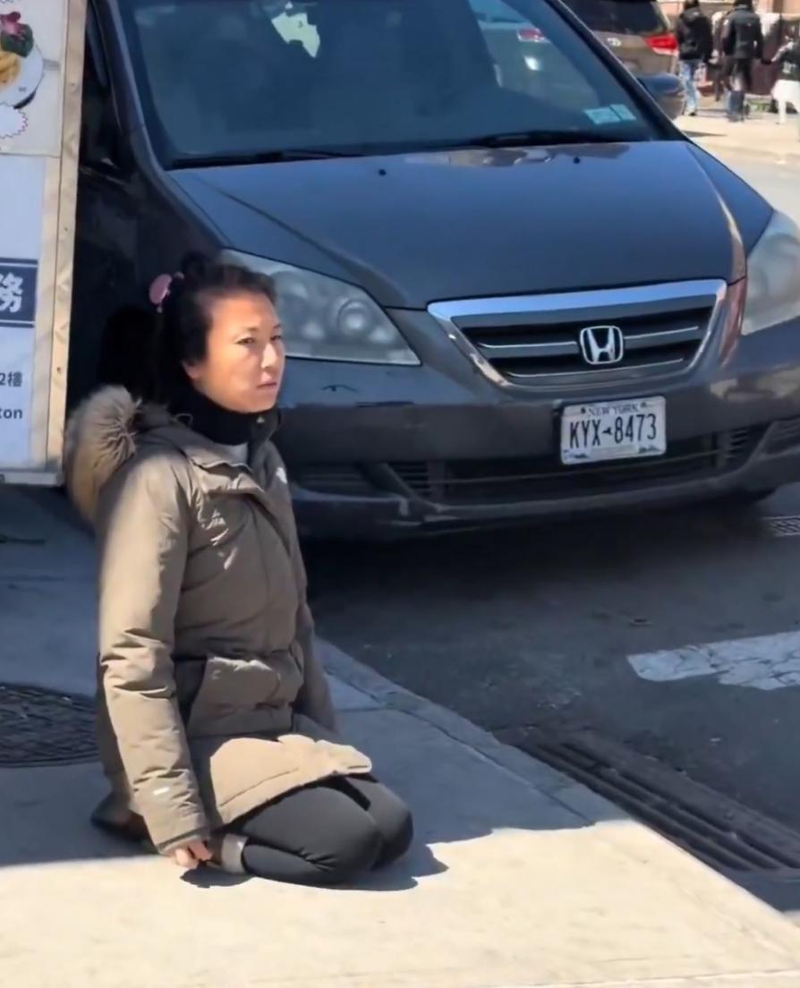 润去美国的女网红，每天跪在马路上2小时，这是因为啥呢？中介不是说润去美国