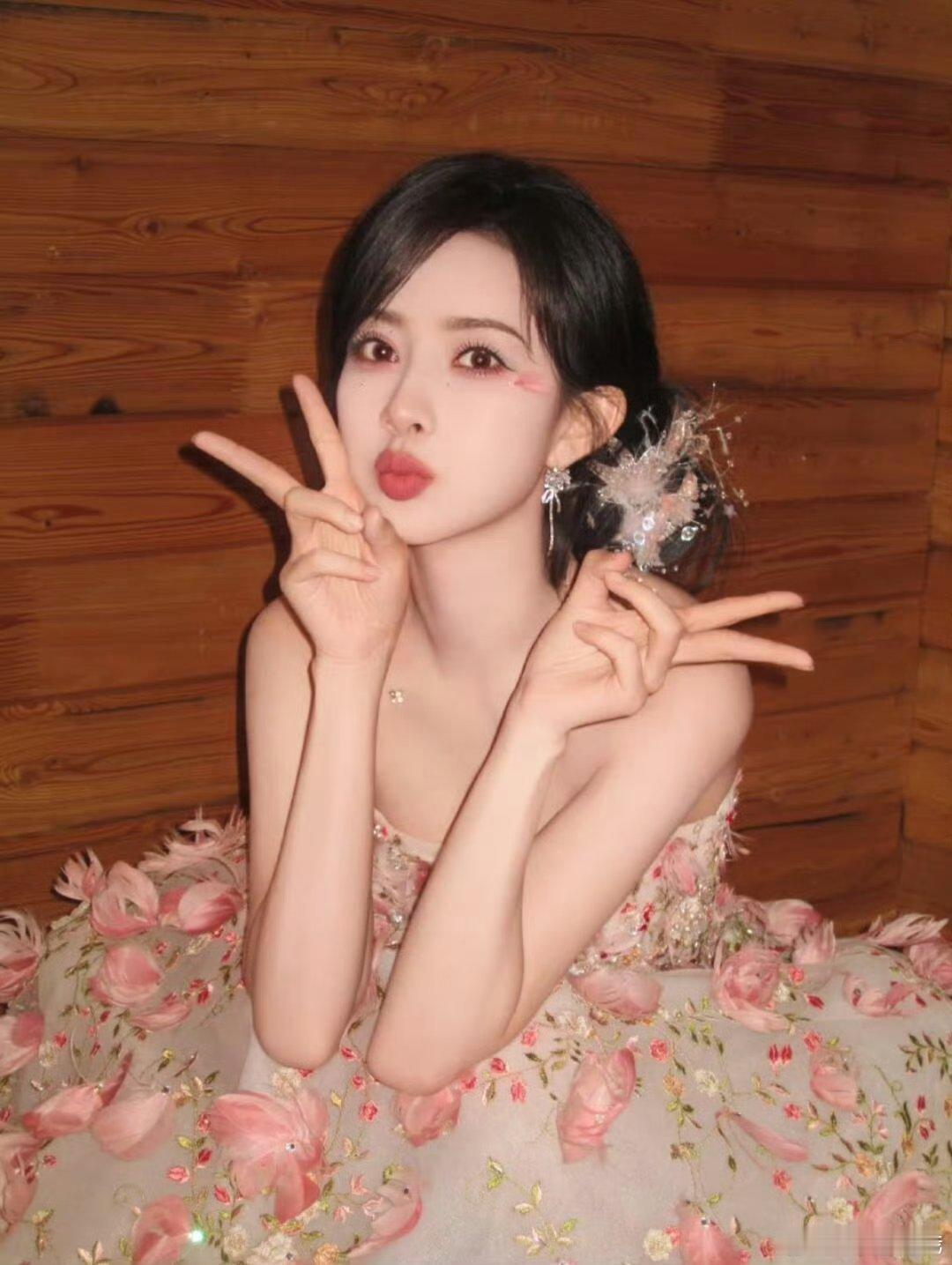 虽然孟姐高考512分已经被打架了，但谁说孟子义笨啊，孟姐和笨蛋美女的关系就是只有