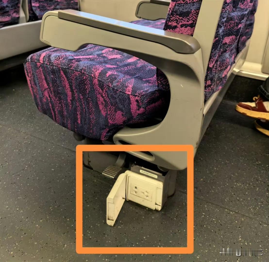 高铁充电口被抢？12306实锤规则，长假返程这招能救急国庆返程高铁上，后排