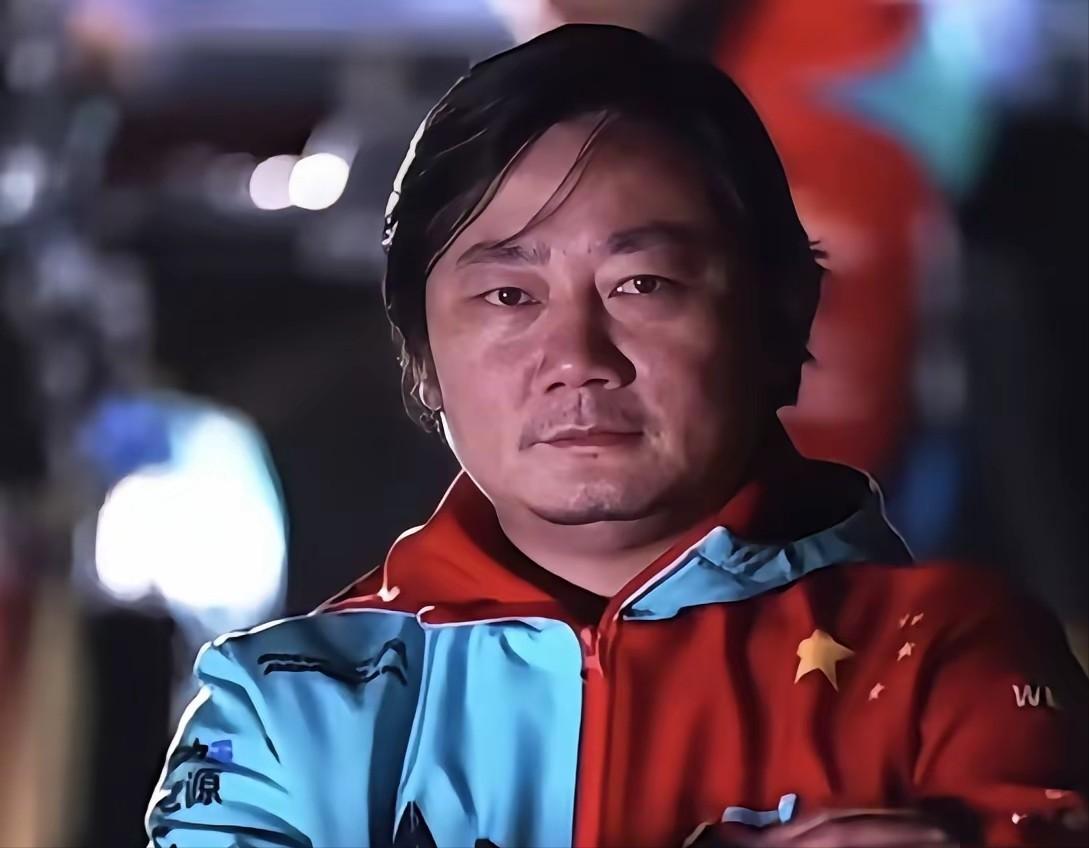 普通人创业账上没钱，八成早散伙了。张雪这哥们儿，路子野得让人发毛。2026