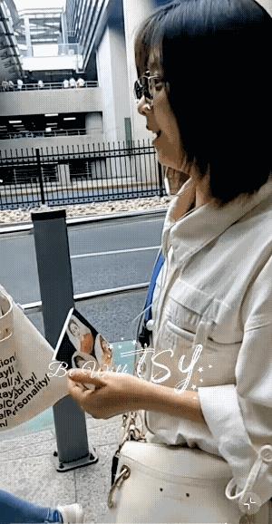 怎么可以长的这么乖呢，第一张应该挺早以前的，因为谭松韵跟前没几个人跟着，那时她