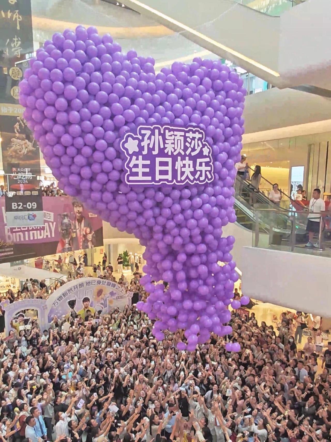 孙颖莎过生日，正主在备赛，刻苦训练，结果粉丝和品牌一个接一个，玩的很嗨！这场面