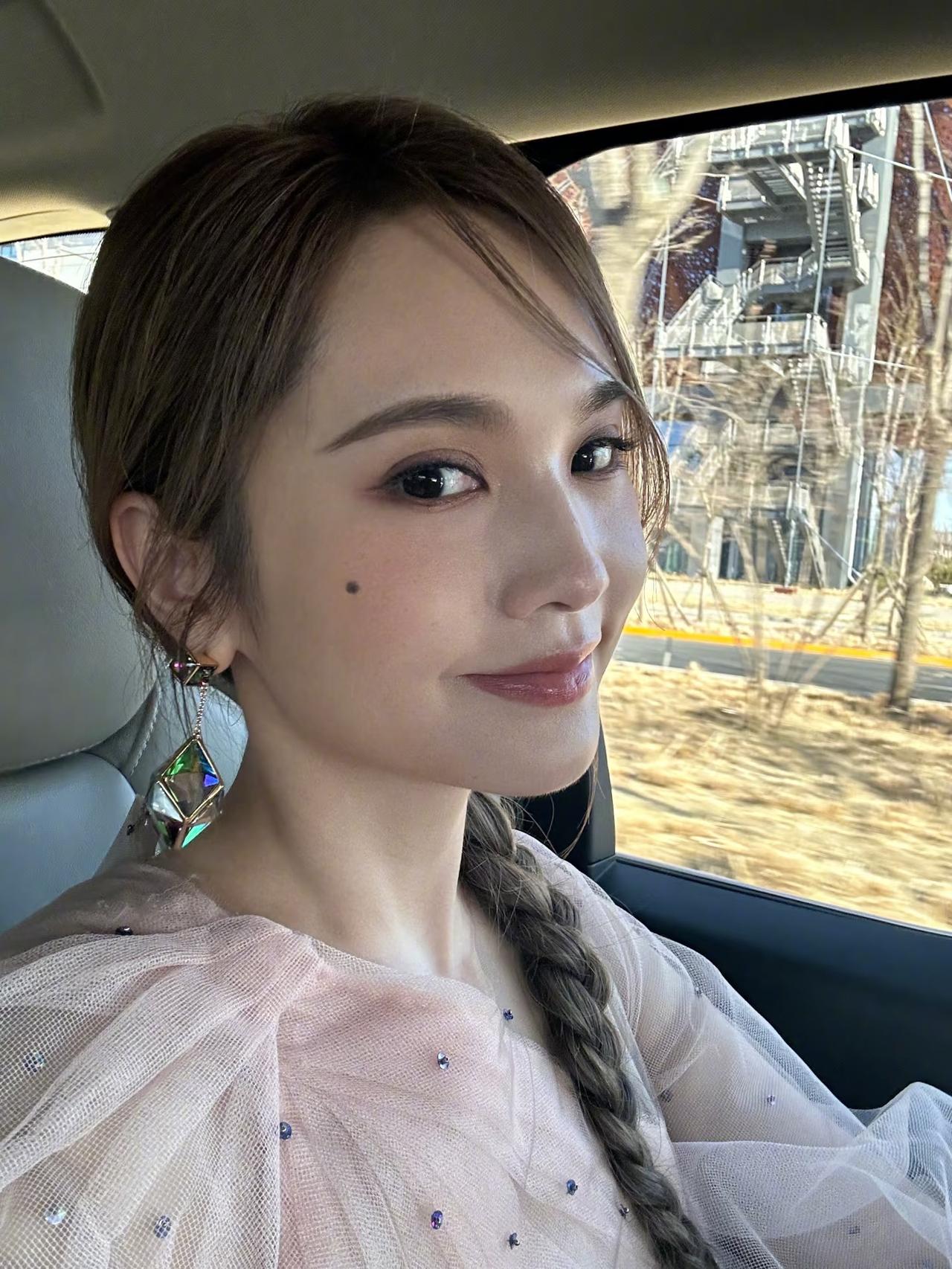 现在才知道，原来脸上的痣，会随着年纪的增长而变大，不信看看杨丞琳但凡认识