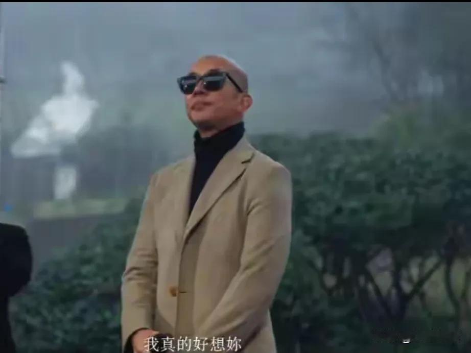 27年前的大衣重出江湖！具俊晔穿着大S送的旧外套亮相雕像仪式。衣领磨毛了，颜