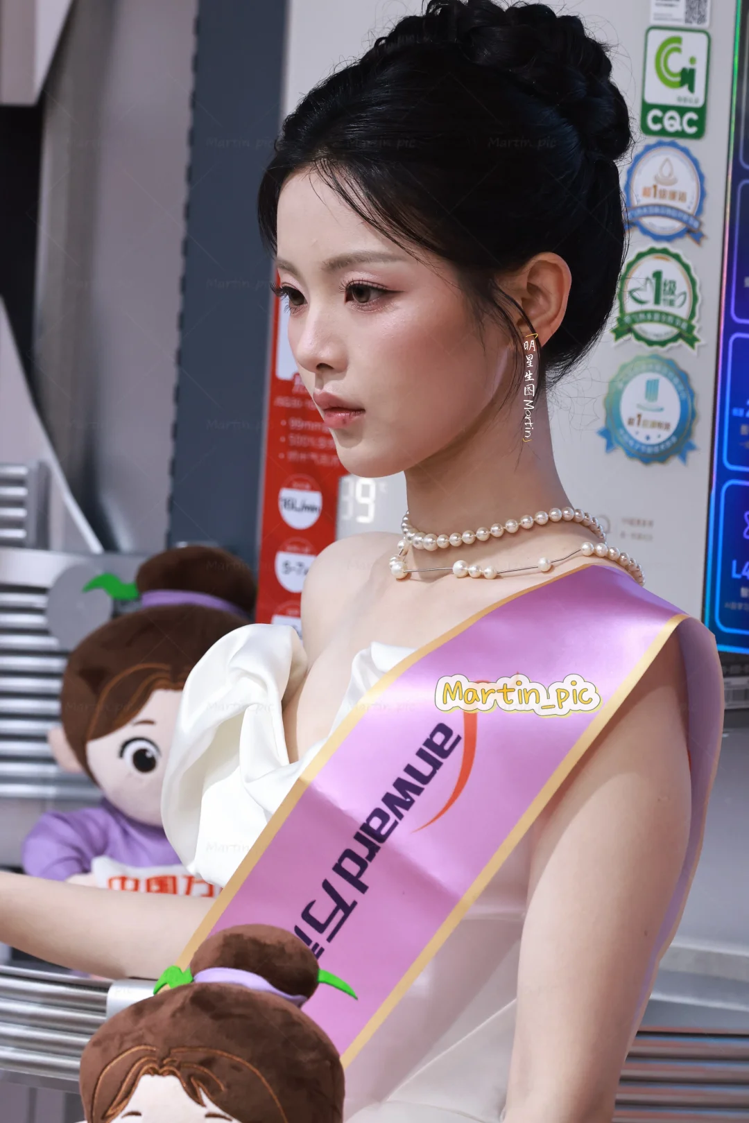 杨超越 万和站台店内摆拍生图掉落~