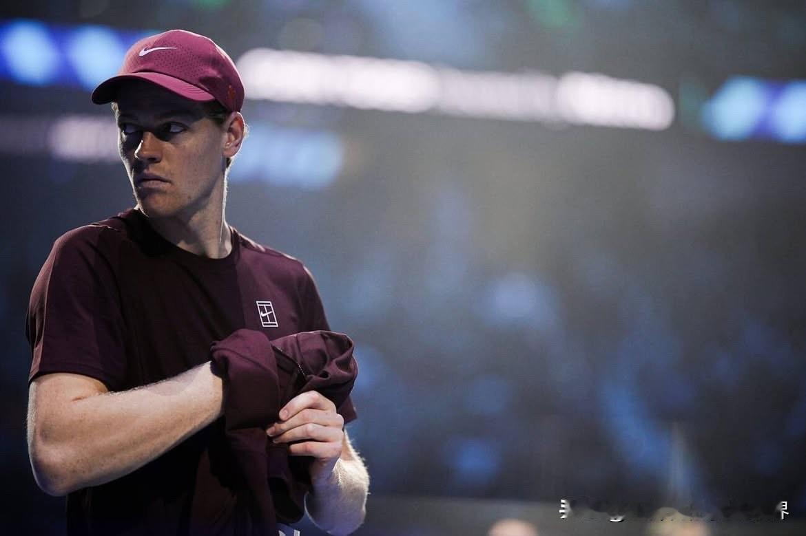 卫冕冠军扬尼克·辛纳以6-4、6-3击败世界排名第三的亚历山大·兹维列夫，夺得小