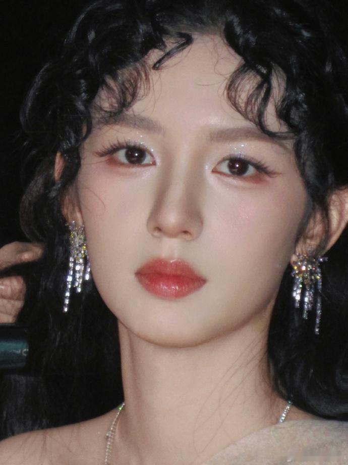 周也油画神女周也这次的造型真的太会了，把清冷和温柔平衡得刚刚好，每一张图都精致