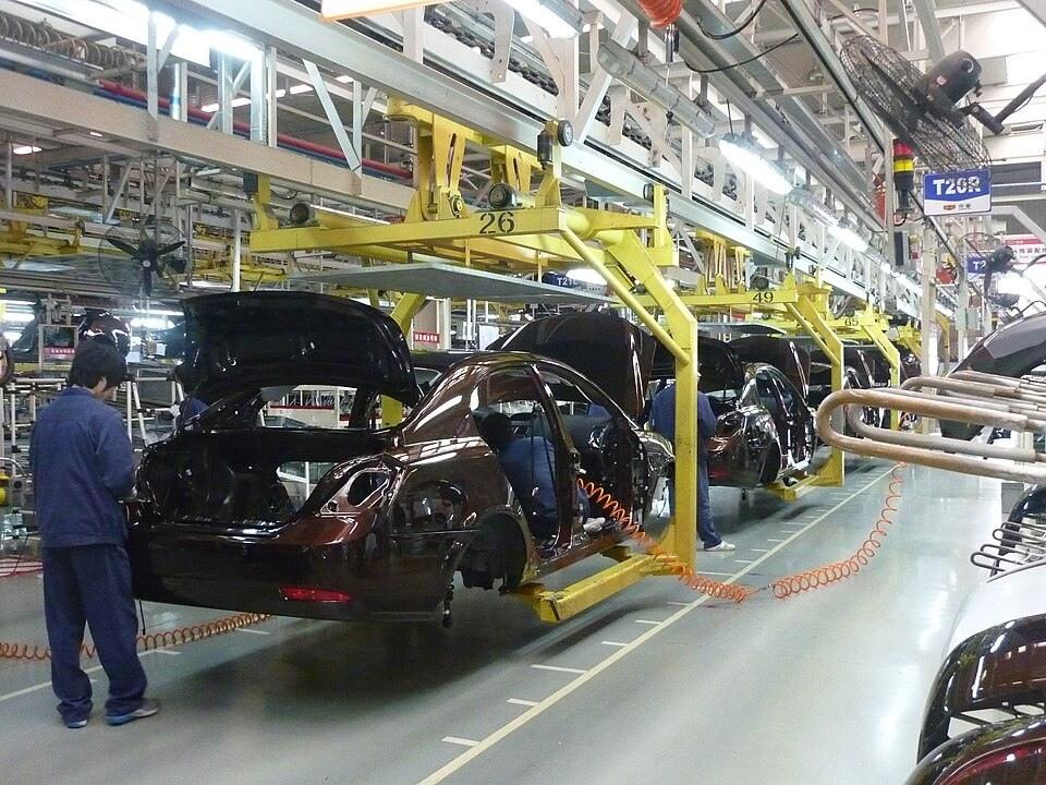 很多人以为，美国迟迟压不住中国，是因为中国拳头够硬、家底够厚。7月21日，一边