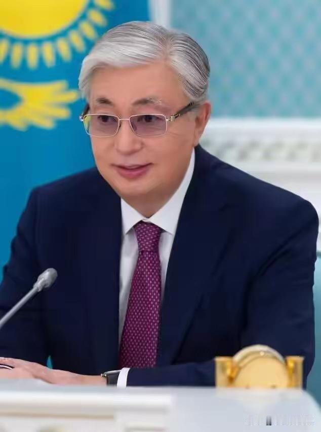 哈萨克斯坦害怕了。当地时间5月7日，哈萨克斯坦总统托卡耶夫在祖国保卫者日庆祝
