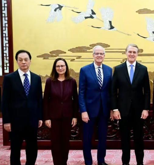 从航母施压到办公室里苦等回复，美国国会代表团曾在中国赖了整整一周还多！参观高铁、