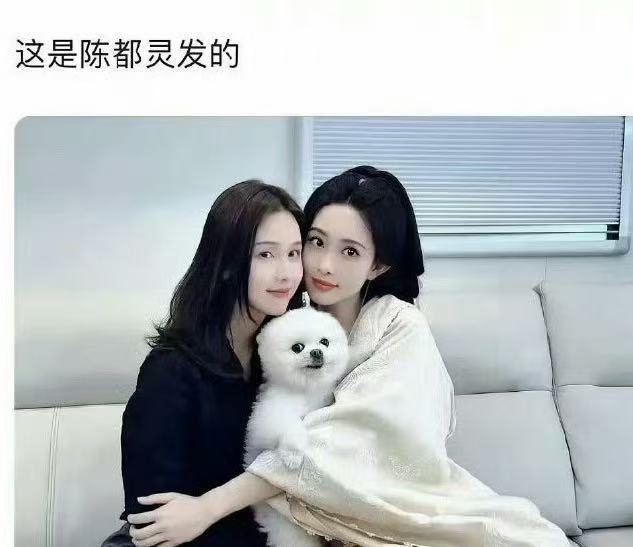 孟子义和陈都灵分别发的合照，一个主动一个被动