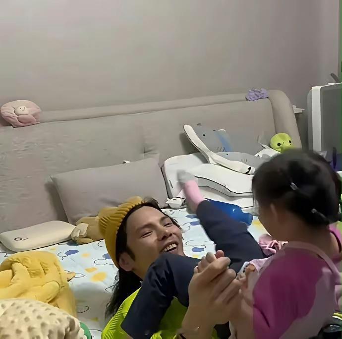 向佐郭碧婷这么有钱，为啥不雇佣一个保姆呢？家里乱七八糟的。