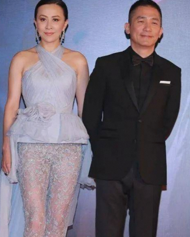 梁朝伟你穿啥都和我无关刘嘉玲每次亮相，都会惹人惊呼。穿衣风格太特别了。她本人