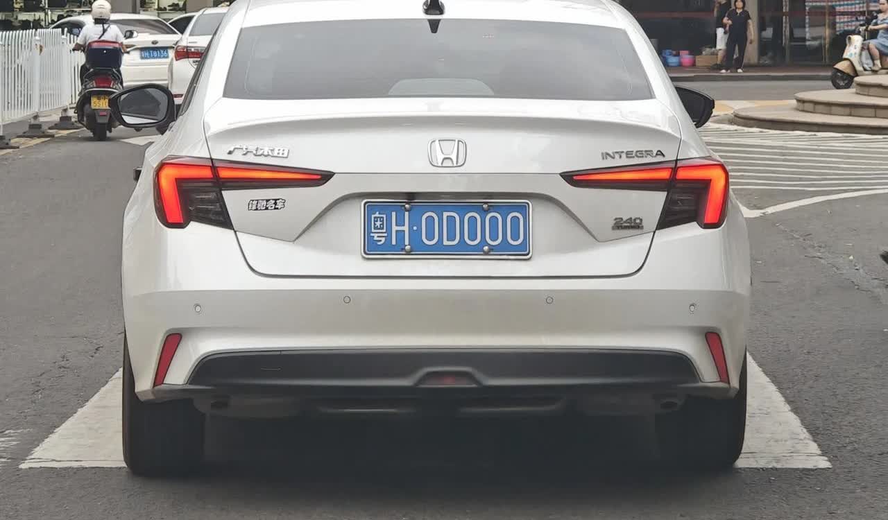 【行走记忆】来到广东肇庆出差，路上遇到一个普通的小轿车，起码没注意，因为这边非机