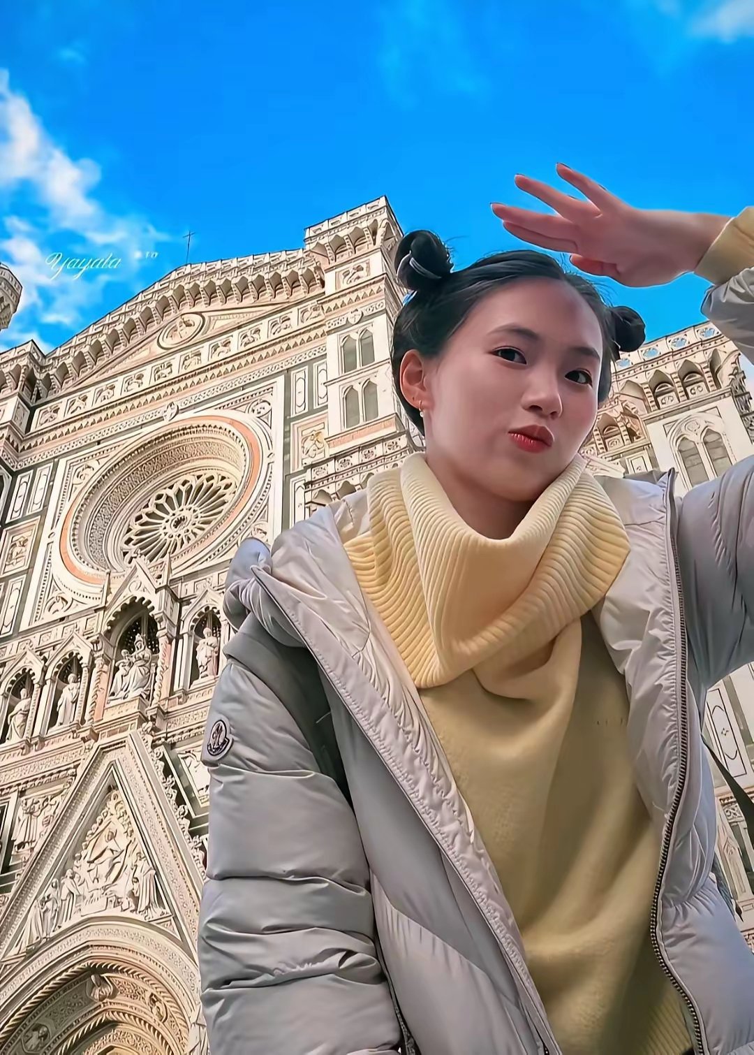 陈芋汐现身意大利，她穿着米黄色高领毛衣，银色羽绒服，扎着两个丸子头，精致的脸颊化