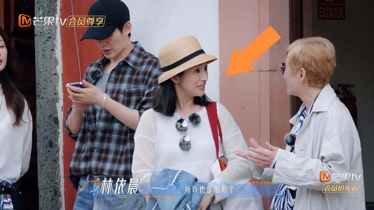 吴君如跟林依晨抱怨自己花费1700买血压仪，火冒三丈。吴君如在墨西哥一直
