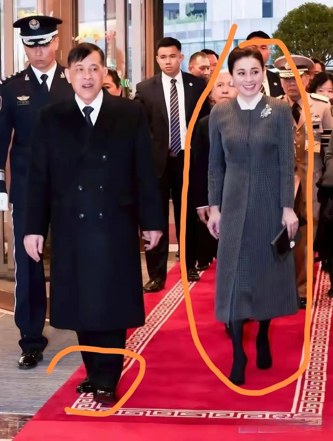 拉玛十世对王后苏提达不错，从踩红毯就能看出来。拉玛十世在与王后苏提达一起步入