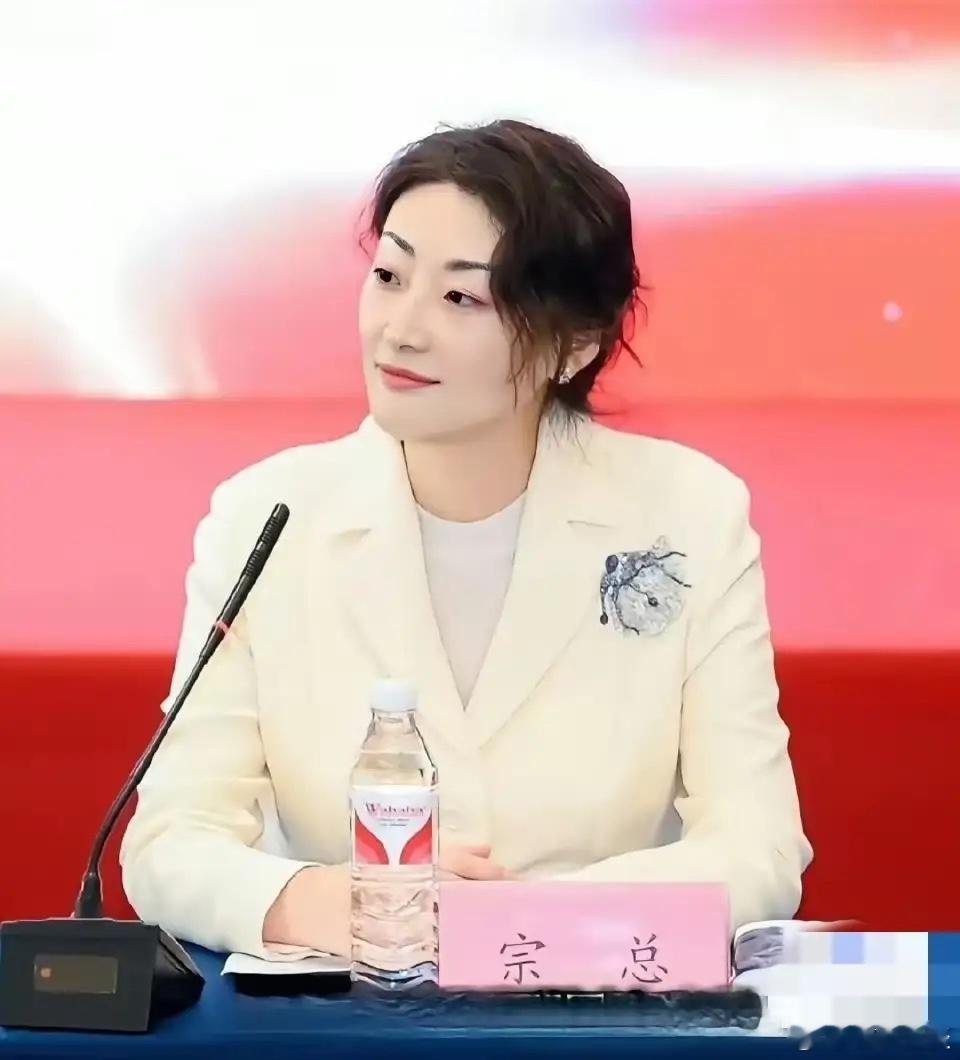 不出意外，意外又发生了，宏胜继续使用“娃哈哈”后，宗馥莉竟然未出席娃哈哈经销商大