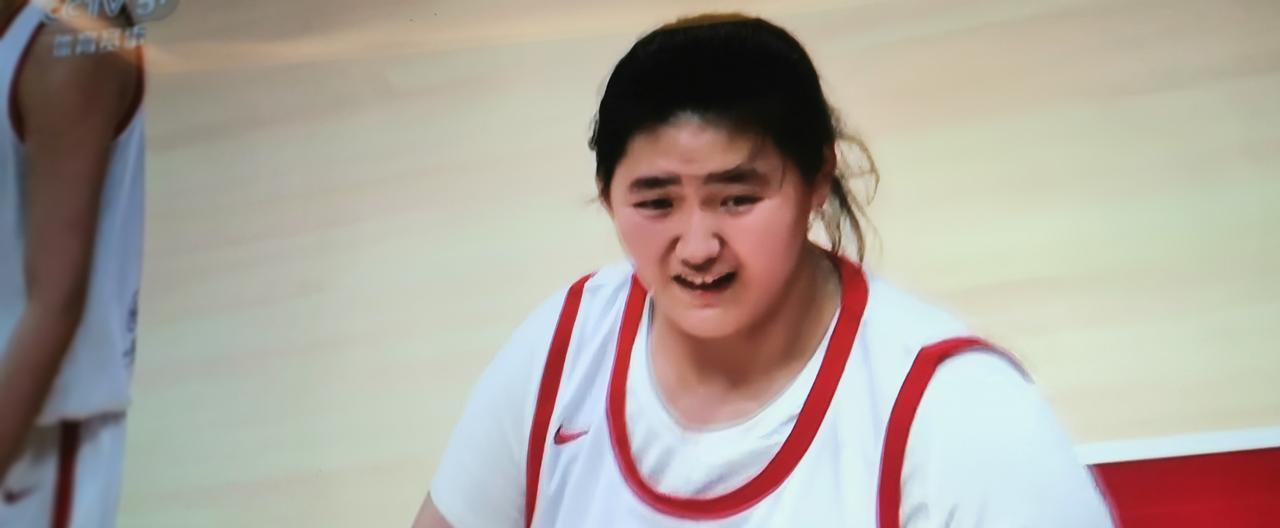 谁是那个给张子宇传球的人？李缘，不行，她擅长快攻长传。杨舒予，也不行，突破，