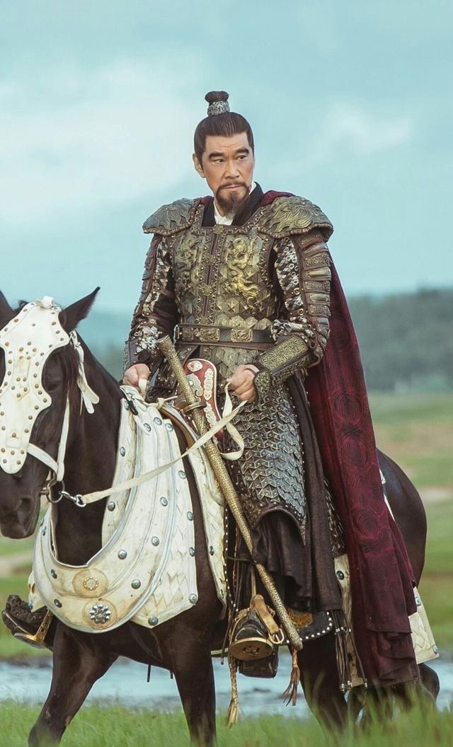 朱棣率军北征,半夜睡不着巡营却遇到士兵聚众赌博,朱棣提醒这是违反军法,士兵把他当