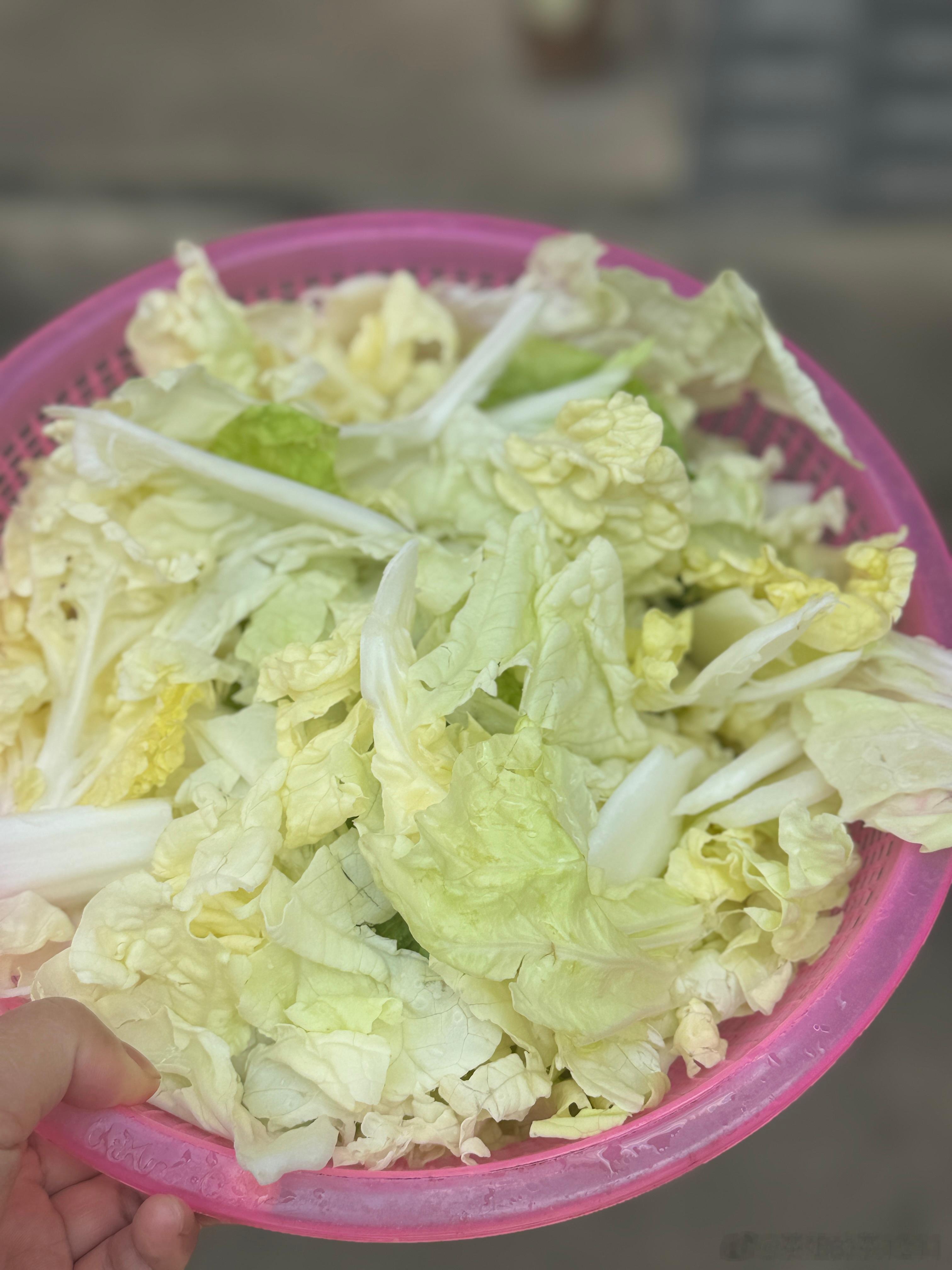 准备菜，中午三个人在家，炒个青菜，炒个辣椒炒牛肉，再一个虎皮凤爪，太热了，汗如雨