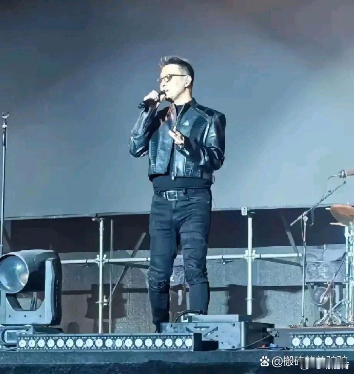 汪峰这紧身裤造型，着实让人惊掉下巴。那紧绷的线条，仿佛要冲破束缚，独特风格虽吸睛