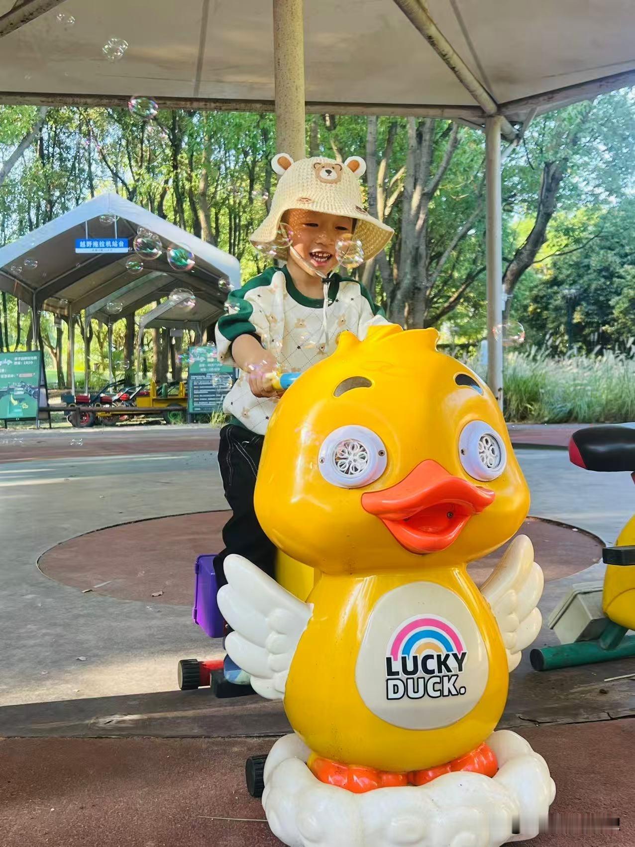 爱玩是小孩子的天性，昨天下午和女儿一起带小宝去公园玩，只要出去玩，小宝的午觉都不
