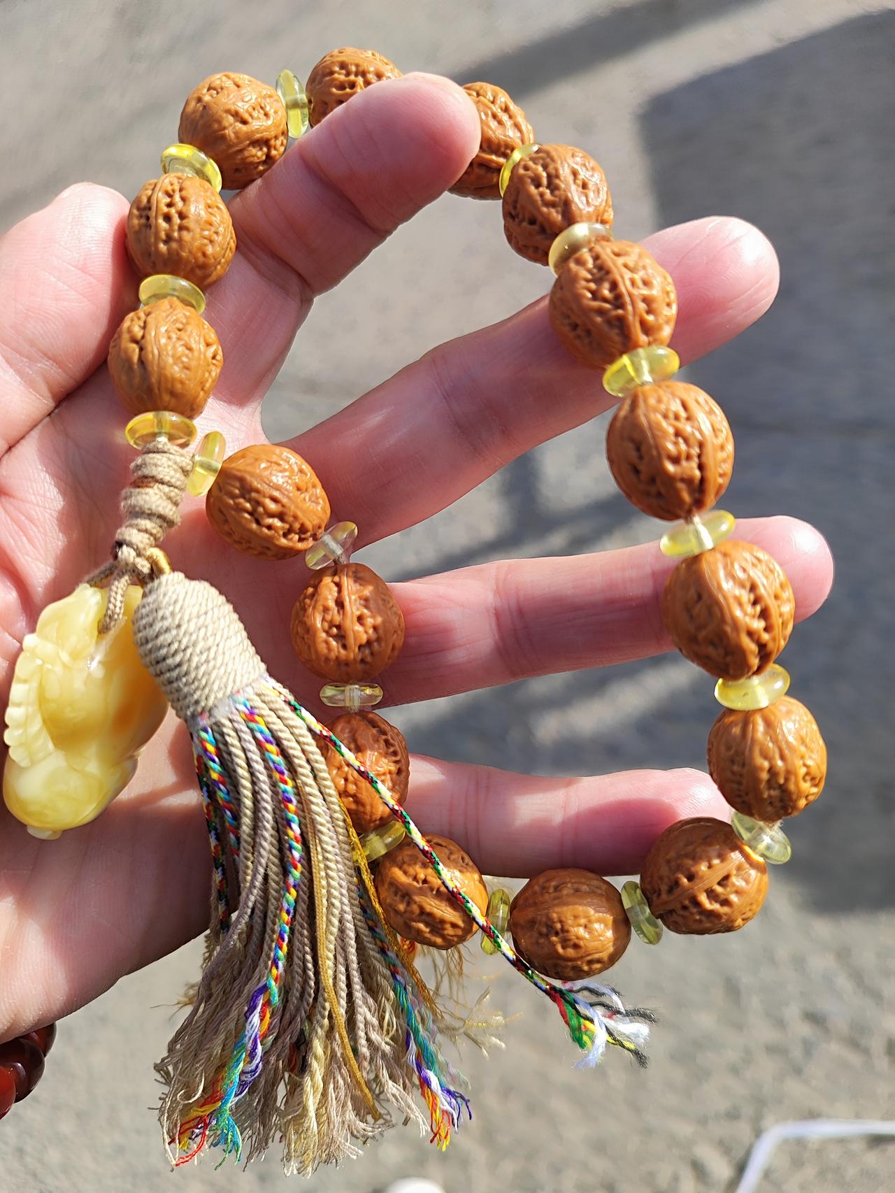 凡是景区卖的几千上万的文玩，成本价不超过10元。你这应该是油泡的鸡翅木。