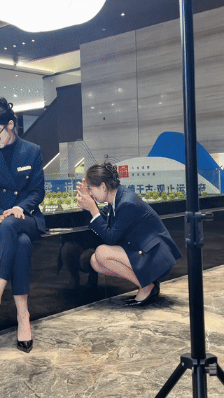 一位售楼部小姐姐因为没有完成领导安排的销售任务刚刚被经理说了！只见她非常委屈的