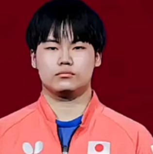 松岛辉空或因缺乏体育精神触碰职业底线1.颁奖台黑脸疑似拒握手合影时刻意