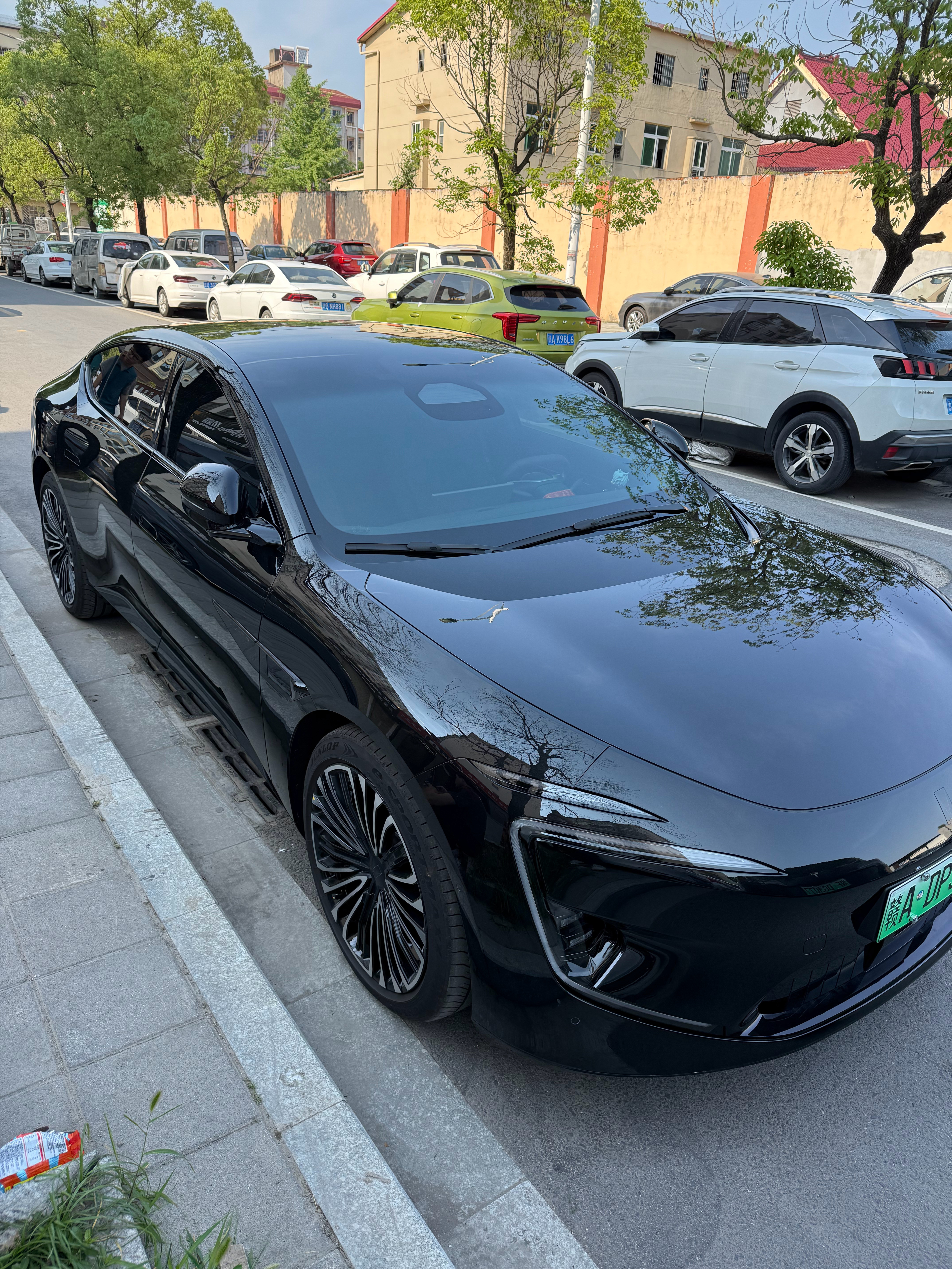 确实跟别的车完全不同，阿维塔的车其实长的很科幻​​​