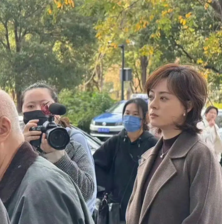 孙俪这状态也太绝了吧！42岁在上海街头被拍到，真人居然比电视上还好看——皮肤白